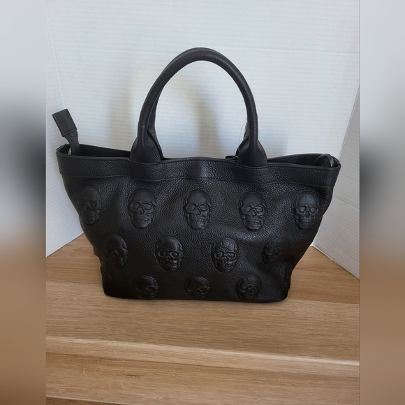 IOpelle Italia Black Skull Embossed Tote Bag - Picture 2 of 16